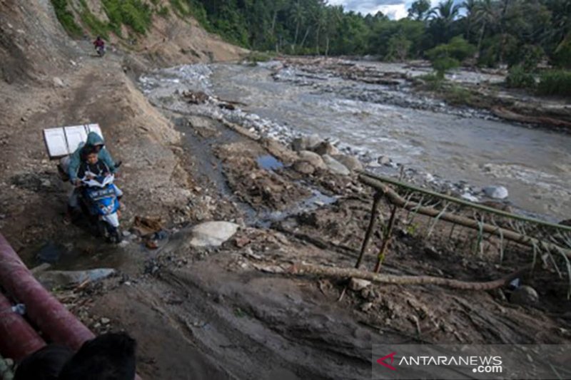 Jalan Trans Palu-Kulawi Putus