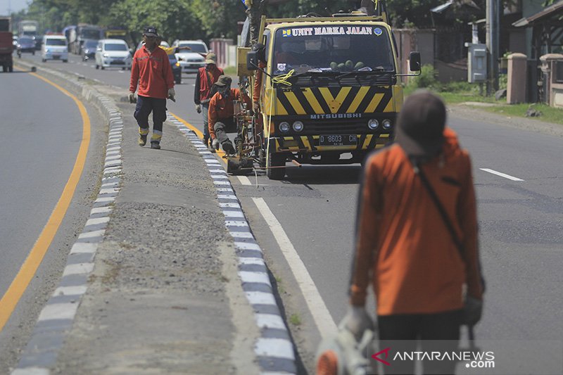 Pengecatan marka jalan