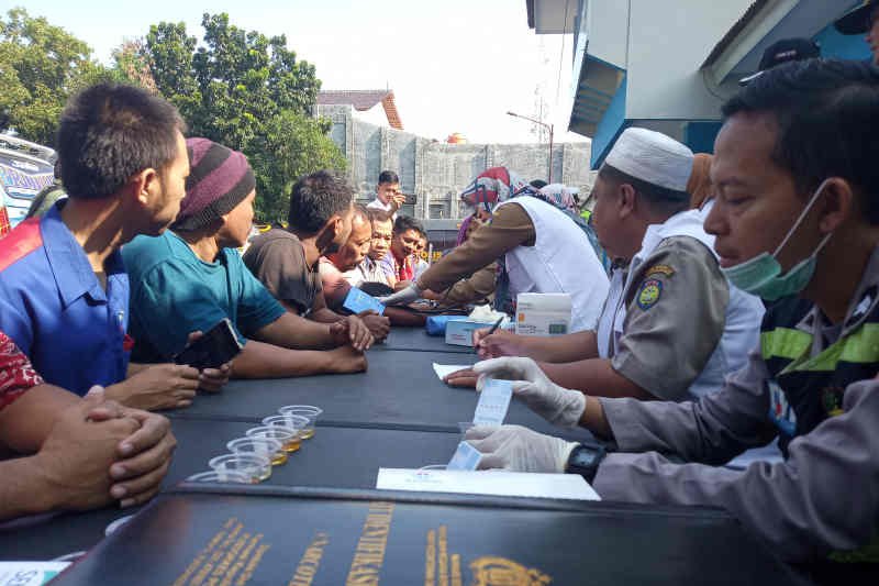 Jelang arus mudik, Polres Indramayu cek urine pengemudi kendaraan umum