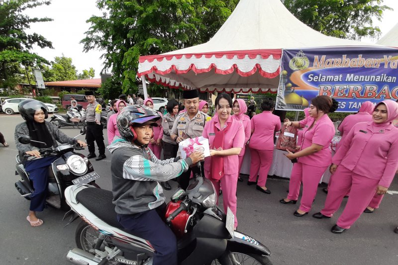 Polres Tanjungpinang bagi-bagi takjil kepada pengendara