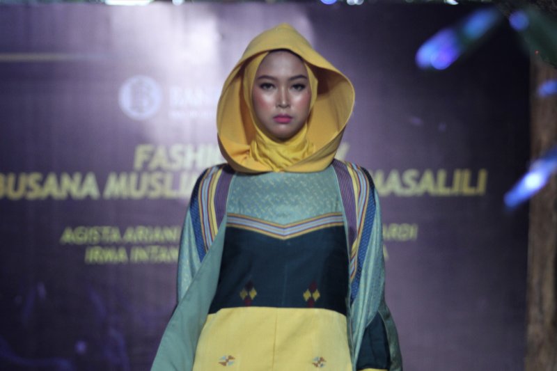 FASHION SHOW BUSANA MUSLIMAH TENUN MASALILI