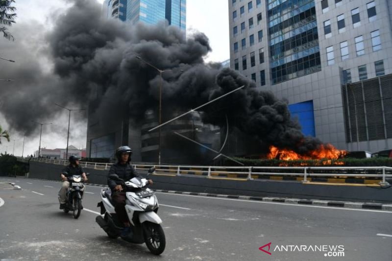 BUS BRIMOB TERBAKAR DI SLIPI