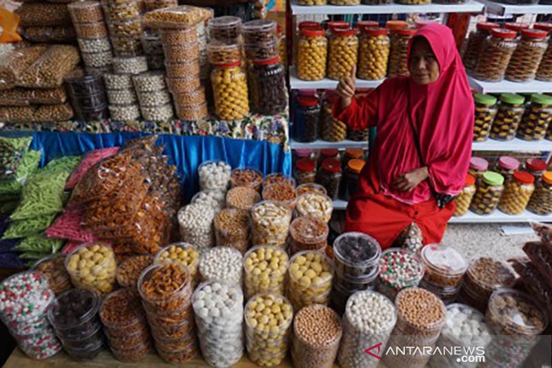 Penjualan kue kering jelang lebaran