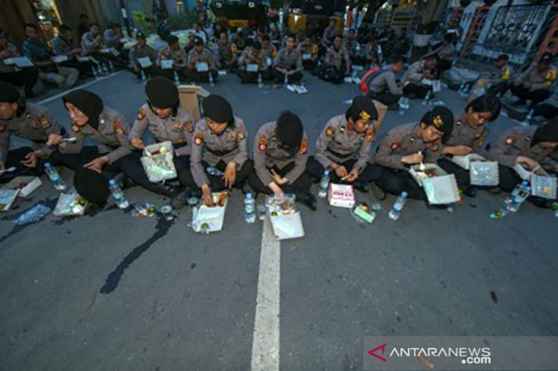 Buka puasa di tengah pengamanan unjuk rasa