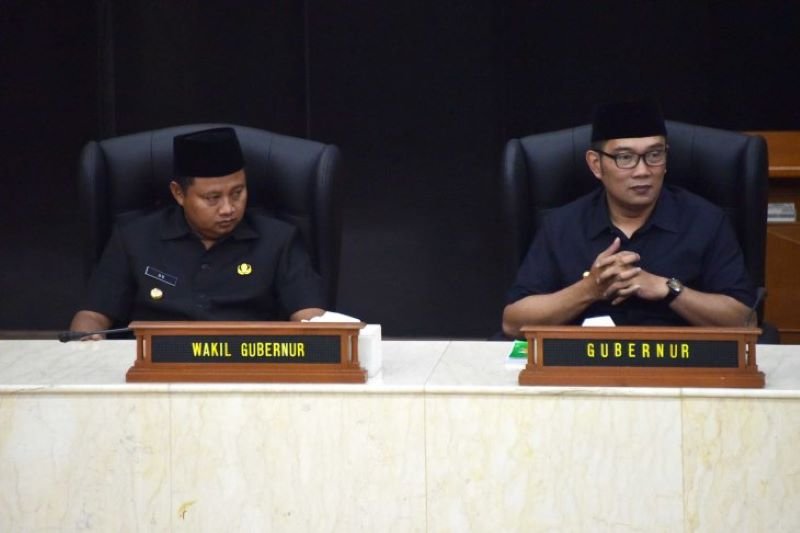 Ridwan Kamil dan Uu Ruzhanul shalat Id di Lapangan Gasibu