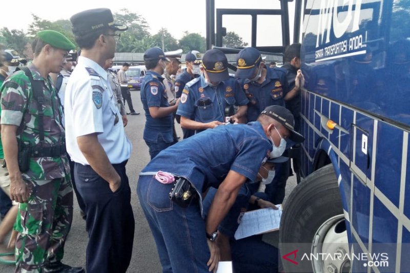 Petugas gabungan periksa kelaikan angkutan Lebaran di Cianjur