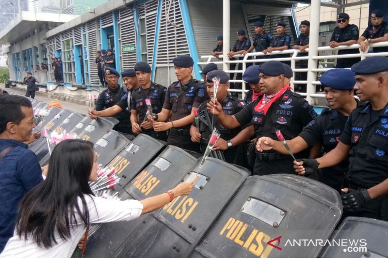 Komunitas warga Jakarta bagikan mawar kepada aparat Polisi