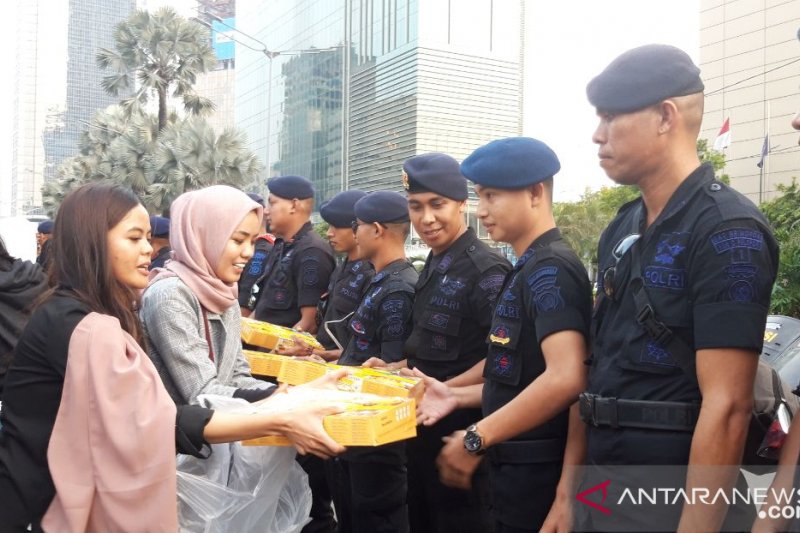 Mahasiswa dan Pemuda Relawan Cinta NKRI bagikan takjil ke polisi di Jalan Thamrin