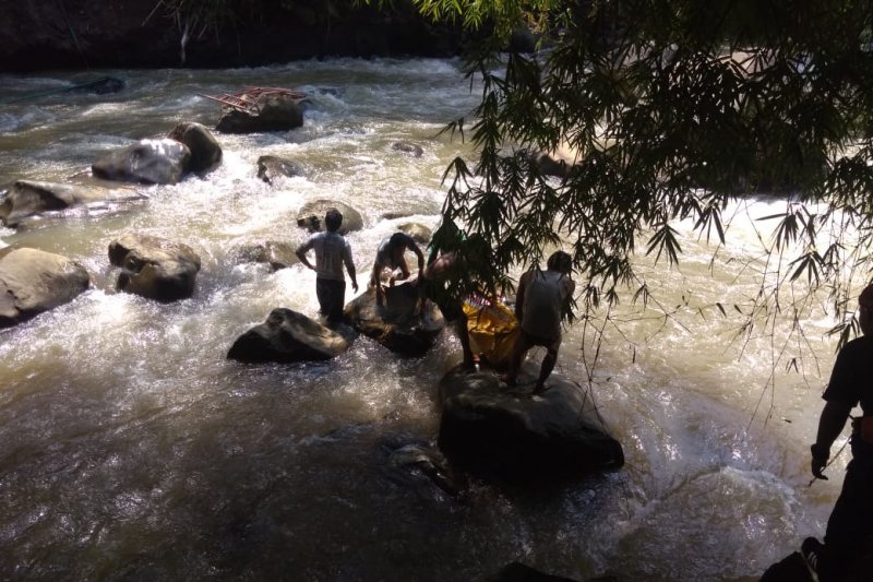 Buruh bangunan yang diduga tenggelam di Sungai Cicatih Sukabumi masih dicari