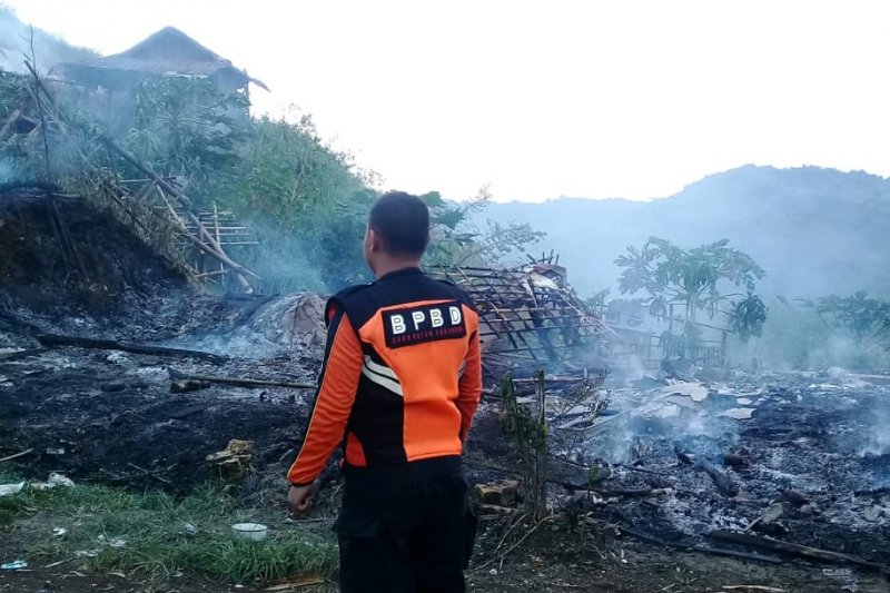 Tujuh warung di lokasi wisata Karangpara Sukabumi terbakar
