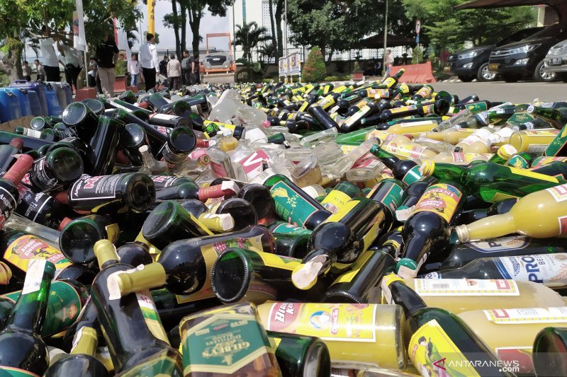 Belasan ribu botol miras dan 2 kg sabu dimusnahkan Polda Jabar