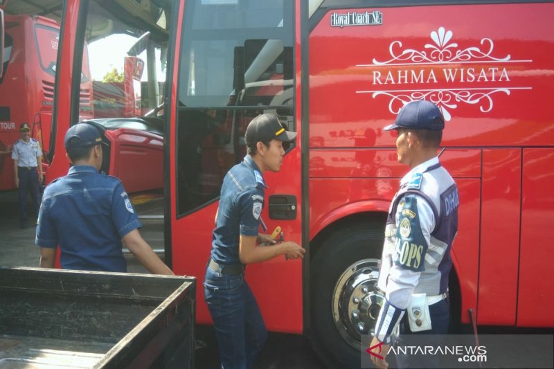 Dishub Gunung Kidul uji kelaikan armada bus Lebaran 2019