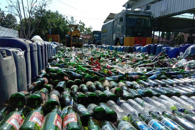 Polres Indramayu musnahkan 19.909 botol miras