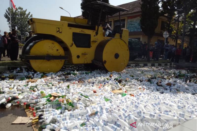 Polres Garut musnahkan alkohol yang disalahgunakan masyarakat