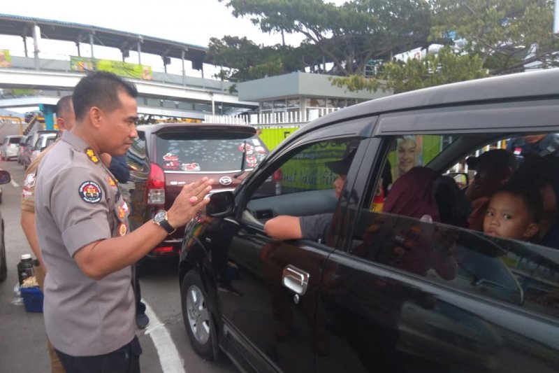 COVID-19 Task Force chief performs Eid prayers at BNPB Building
