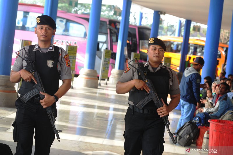 COVID-19 Task Force chief performs Eid prayers at BNPB Building