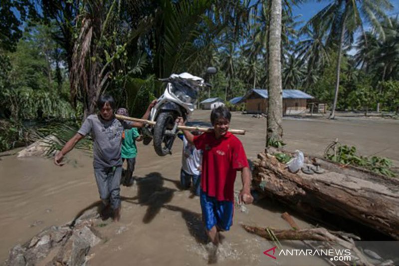 Jasa panggul sepeda motor di okasi banjir bandang