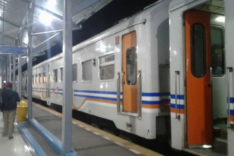 Penumpang kereta api kecewa karena tertahan di Stasiun Tasikmalaya