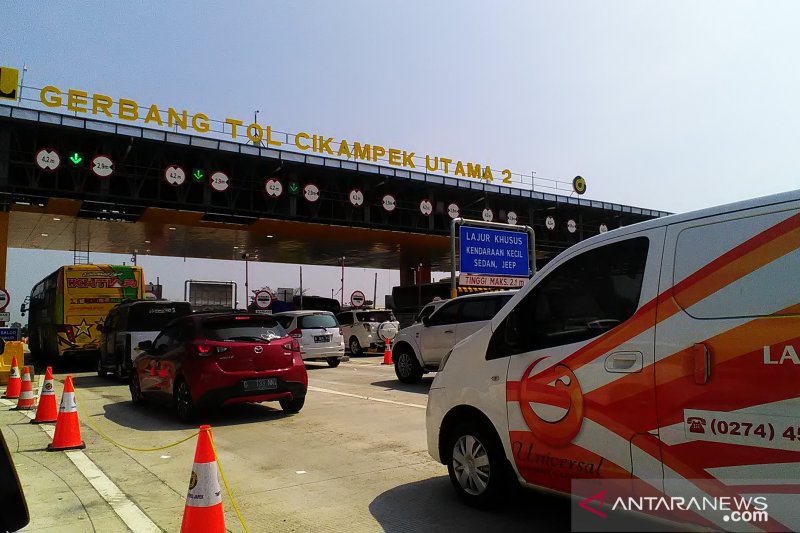 Sistem satu arah mulai diterapkan di tol Jakarta-Cikampek hingga Cipali