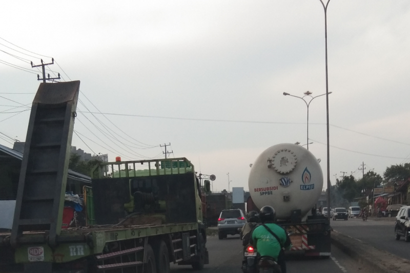 Jalinsum Lampung makin dipadati truk besar