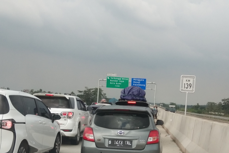 Arus mudik macet parah jelang Gerbang Tol Terbanggi