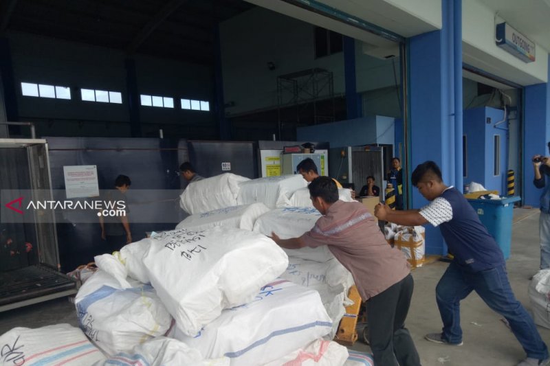Pengiriman pempek Palembang lewat kargo bandara menurun