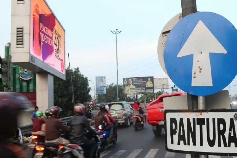 Arus lalu lintas jalan Kalimalang Bekasi masih lancar