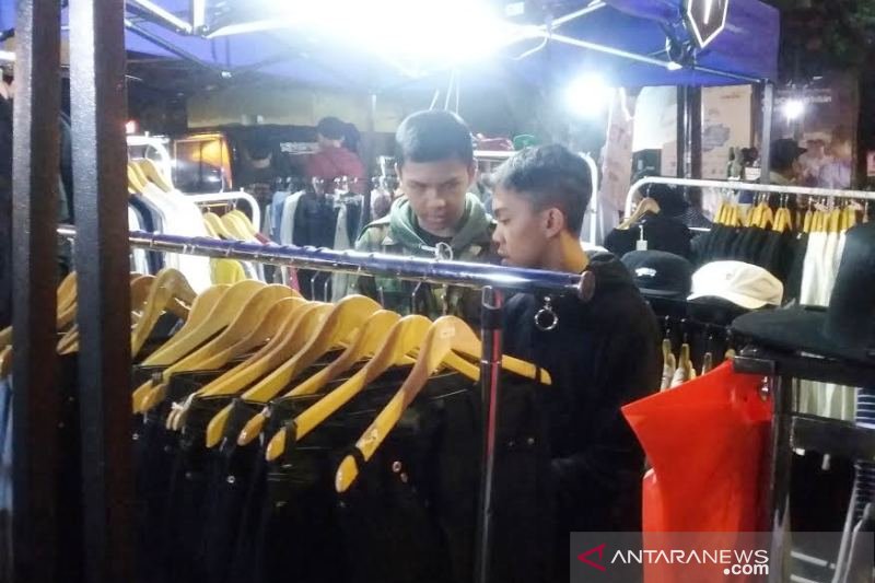 'Trunojoyo street market' jadi tujuan belanja kaum muda saat malam Ramadhan