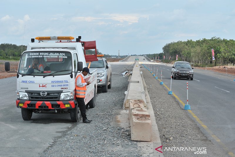 Kendaraan pemudik lalui Tol Kapal Betung