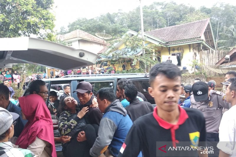 Angkutan umum masuk jurang di Cianjur, satu orang meninggal dan puluhan luka-luka