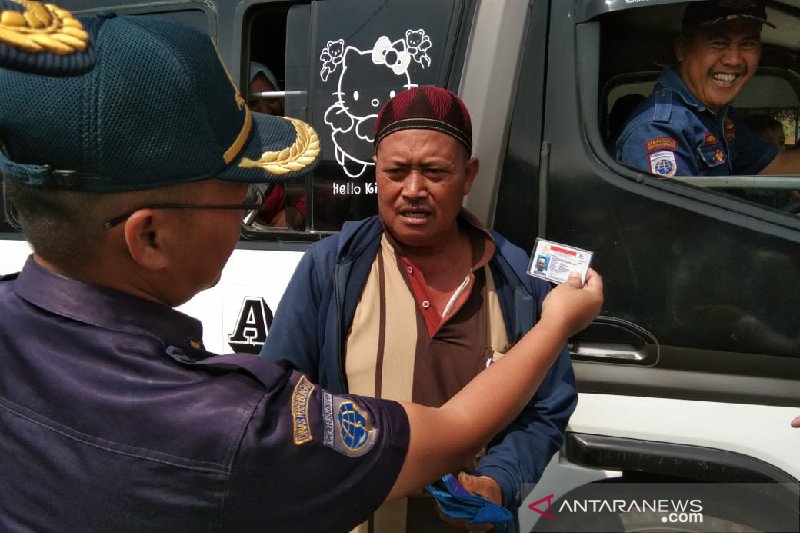 Petugas periksa kelayakan kendaraan umum tujuan selatan Garut