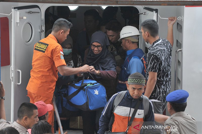 Arus mudik penyeberangan kapal cepat Boom Baru