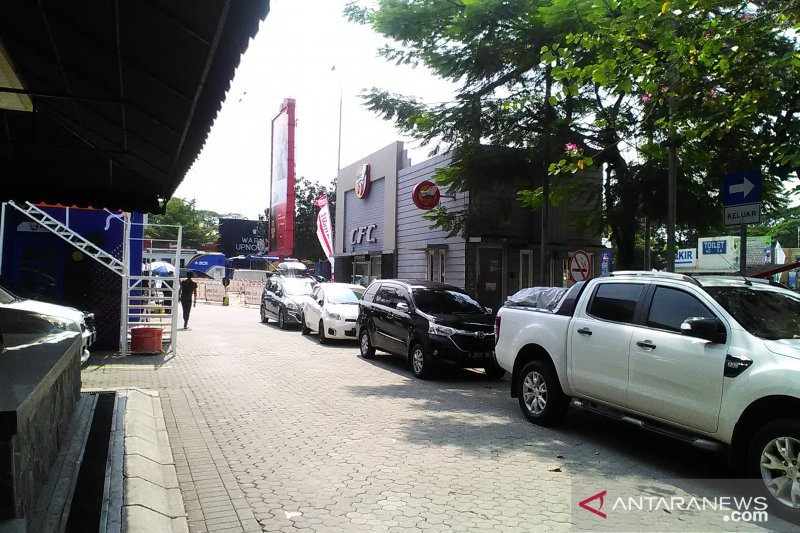 Arus lalu lintas jalan tol Jakarta-Cikampek ramai lancar