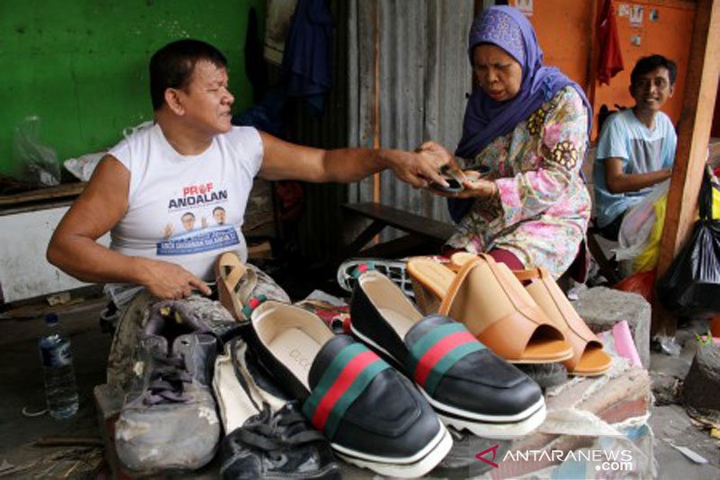 Jasa perbaikan sepatu  jelang Lebaran ANTARA News Makassar 