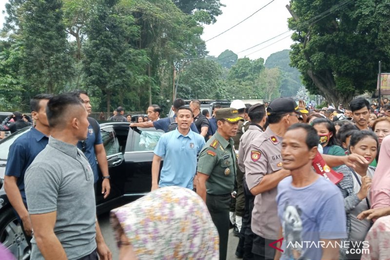 Jokowi bagikan ratusan sembako di jalan Otista Bogor