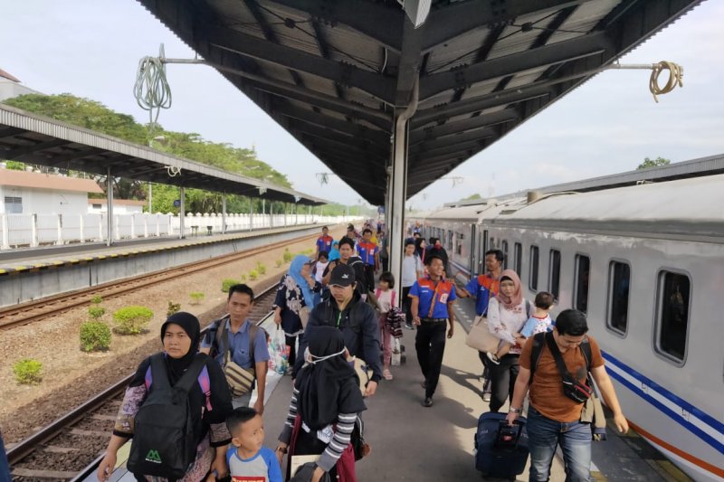 Kedatangan penumpang kereta masih tinggi di stasiun Cirebon