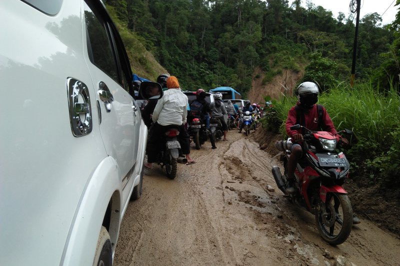 Antre di jalur kebun kopi pascalongsor