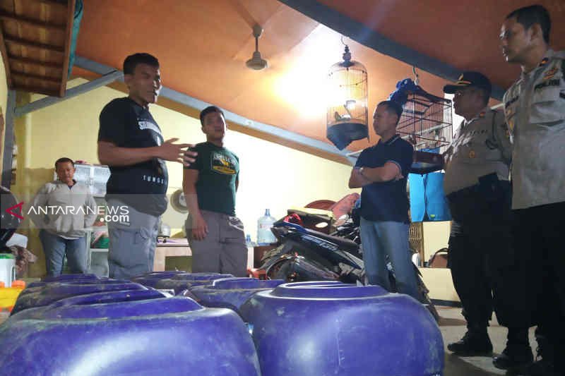 Polres Indramayu gerebek gudang tuak di malam Idul Fitri