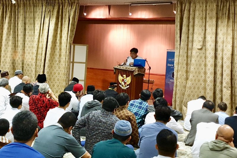 COVID-19 Task Force chief performs Eid prayers at BNPB Building