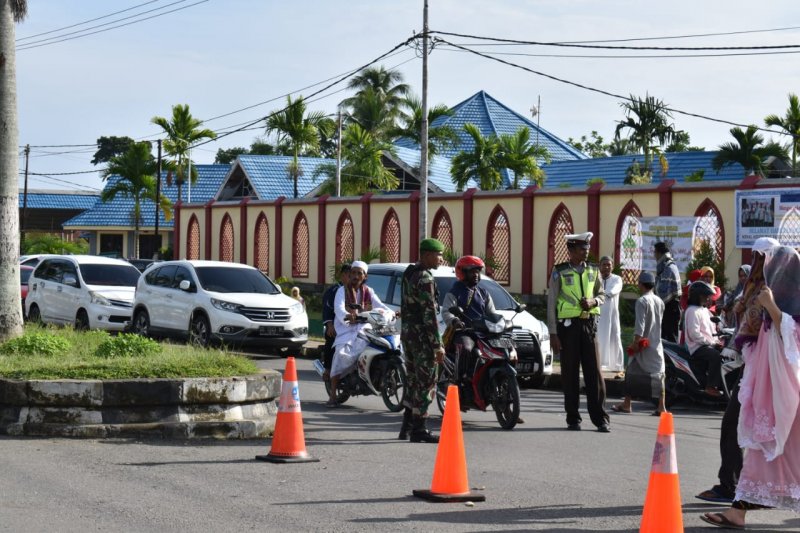 COVID-19 Task Force chief performs Eid prayers at BNPB Building
