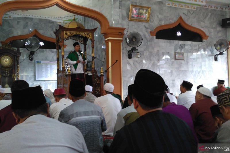 COVID-19 Task Force chief performs Eid prayers at BNPB Building