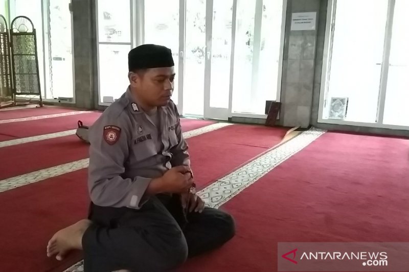 COVID-19 Task Force chief performs Eid prayers at BNPB Building