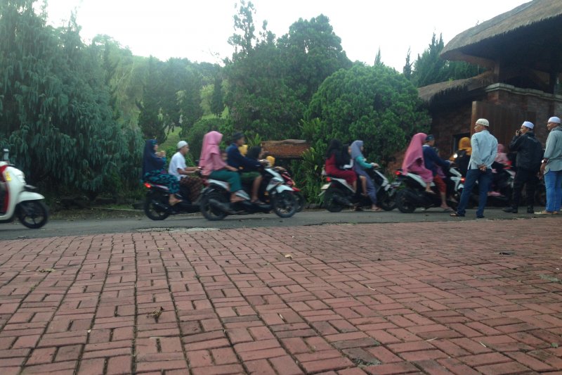 Prabowo shalat Idul Fitri bersama warga sekitar kediamannya