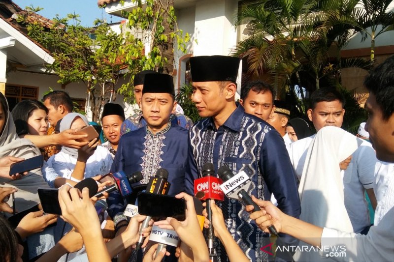 Keluarga SBY serba biru saat shalat Id di masjid dekat Puri Cikeas