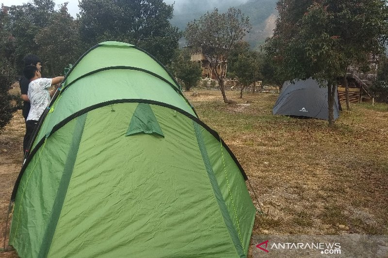 Wisatawan nikmati libur Lebaran dengan berkemah di TWA Papandayan