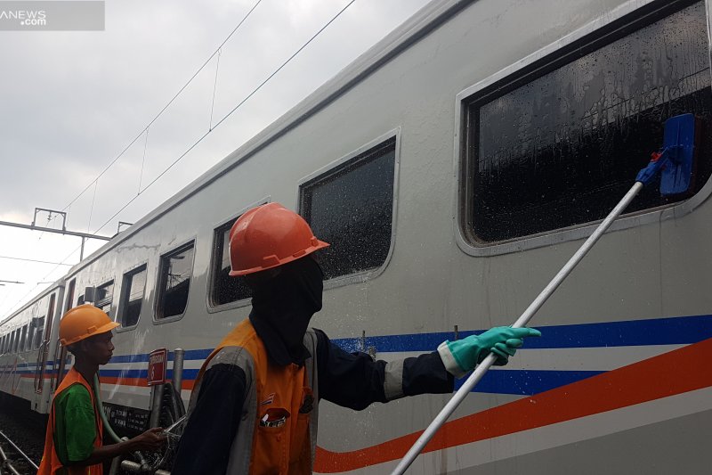 Pencuci kereta bekerja saat libur Lebaran