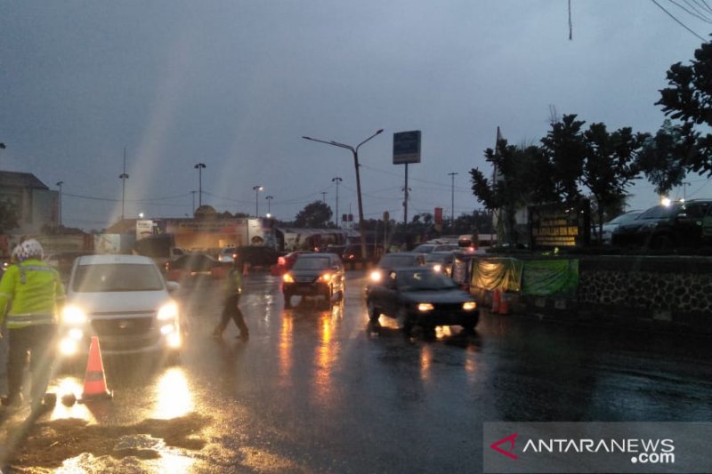 Jalan jalur Cianjur-Puncak sudah dapat dilalui dua arah