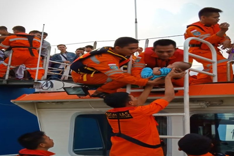 Evakuasi penumpang KMP Mutiara ke Pelabuhan Bakauheni