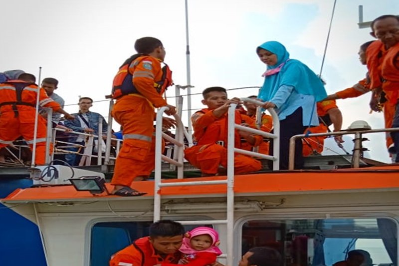 Evakuasi penumpang KMP Mutiara ke Pelabuhan Bakauheni