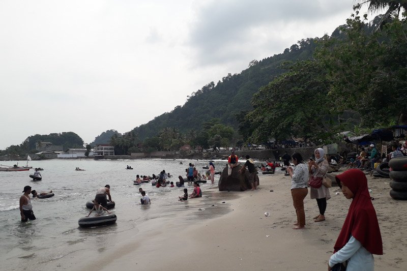 Masyarakat kunjungan Pantai Way Muli